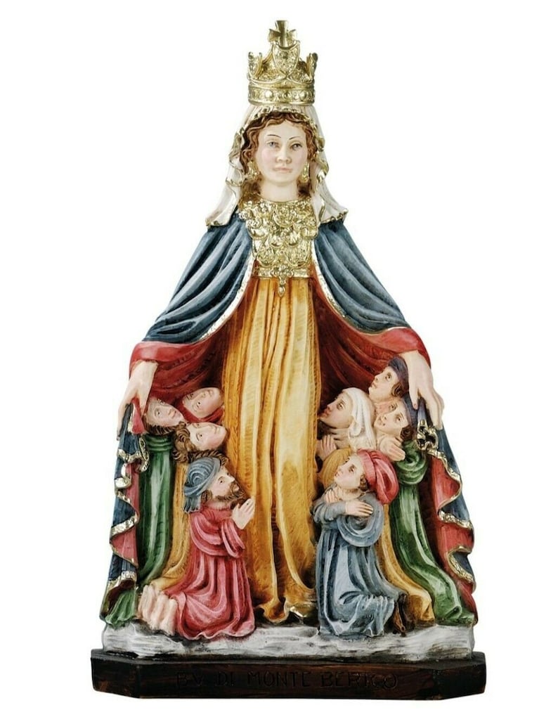 以下が含まれることがあります： 王冠と青いローブを着た聖母マリアの像で、子供たちのグループに手を差し伸べています。子供たちはひざまずいて彼女を見上げています。像は鮮やかな色で描かれており、細部までこだわったデザインになっています。