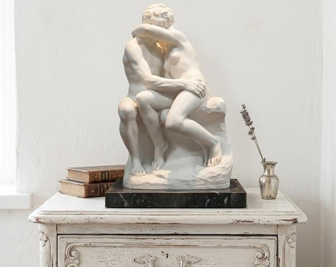 Classical sculpture "The Kiss by Rodin", 27 cm (10.62 inches) in alabaster powder, marble base, handcrafted, made in Italy