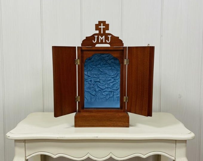 Wooden and glass display case 42 cm (16.53 inches) with fabric interior for statues measuring 18/21 cm (7.08/8.26 inches) handcrafted