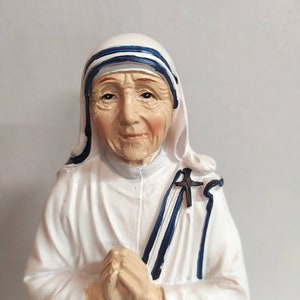 Statue of Saint Mother Teresa of Calcutta cm 22 (8,66 inches) made of hand-decorated resin of artisan production