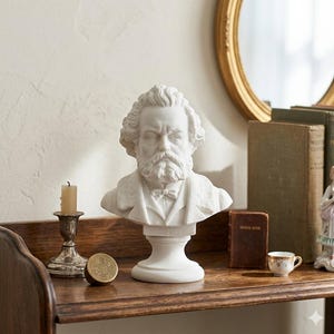 Scultura busto di Giosuè Carducci cm 18 (7,08 inches) in polvere di alabastro, produzione artigianale, made in Italy