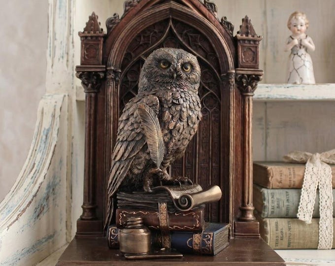 Classical sculpture Owl of Wisdom at the Castle, 24 cm (9.44 inches) in bronzed resin marble, handcrafted in Italy