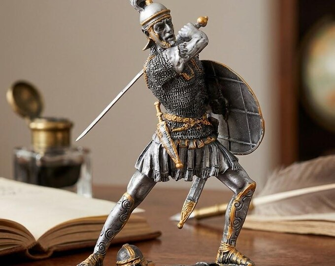 Classical sculpture of a Roman Empire soldier in combat, 10 cm (3.93 inches) in solid pewter, hand-decorated, made in Italy