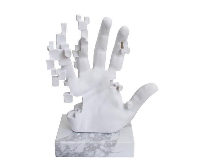 Scultura classica Mano Pixel con base in marmo bianco, cm 23 (9,05 inches) in marmo resina bianca, artigianale, made in Italy