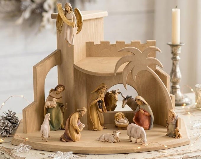 Complete 12-piece nativity scene with stable, carved in Valgardena wood and decorated by hand, Italian artisan production