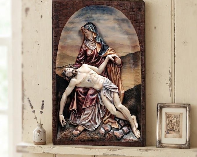 Scultura della Pietà in rilievo, scolpita in legno della Valgardena e decorata a mano con colori ad olio di produzione artigianale italiana