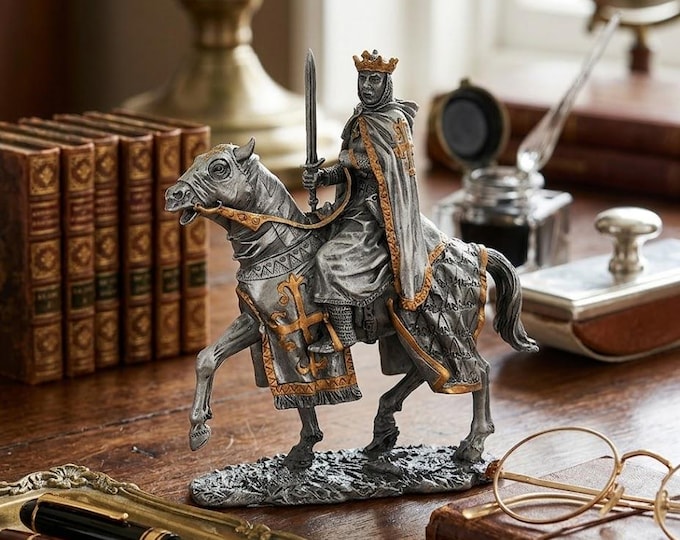 Classical Crusader Knight sculpture with sword 10 cm (3.93 inches) in solid pewter, hand-decorated, made in Italy