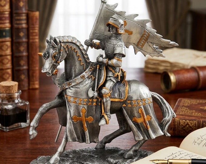 Classical sculpture Crusader Knight Flag Bearer 112 cm (4.72 inches) in solid pewter, hand decorated, made in Italy