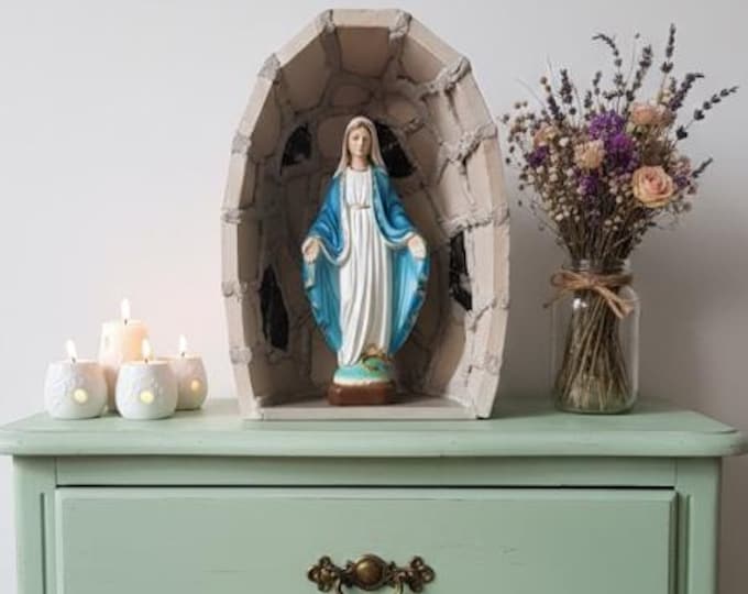 Handcrafted grotto in Botticino marble and black inserts 29.5 x 21 cm with statue of the Miraculous Madonna 22 cm, made in Italy