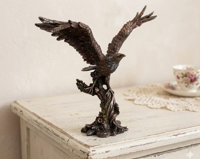 Classical Golden Eagle sculpture, 20 cm (7.87 inches) in bronzed resin marble, handcrafted in Italy