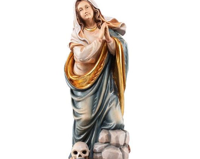 Sculpture of Saint Melania with skull carved in Valgardena wood, hand-decorated and handcrafted in Italy.