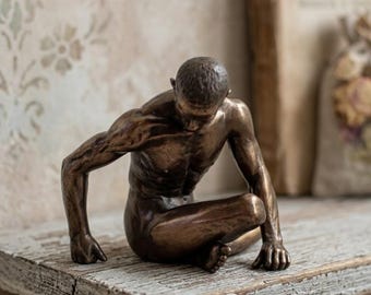 Classical sculpture of a tenacious man, 11 cm (4.33 inches) in bronzed resin marble, handcrafted in Italy