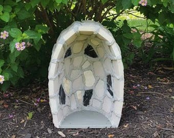 Handcrafted statue cave in Botticino marble and black inserts 29.5 x 21 cm made entirely by hand in Italy