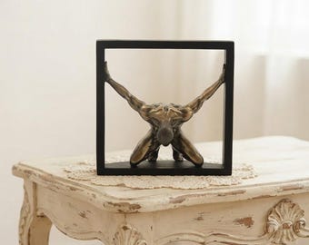 Classical sculpture Man in the Picture, 20 cm (7.87 inches) in bronzed resin marble, handcrafted