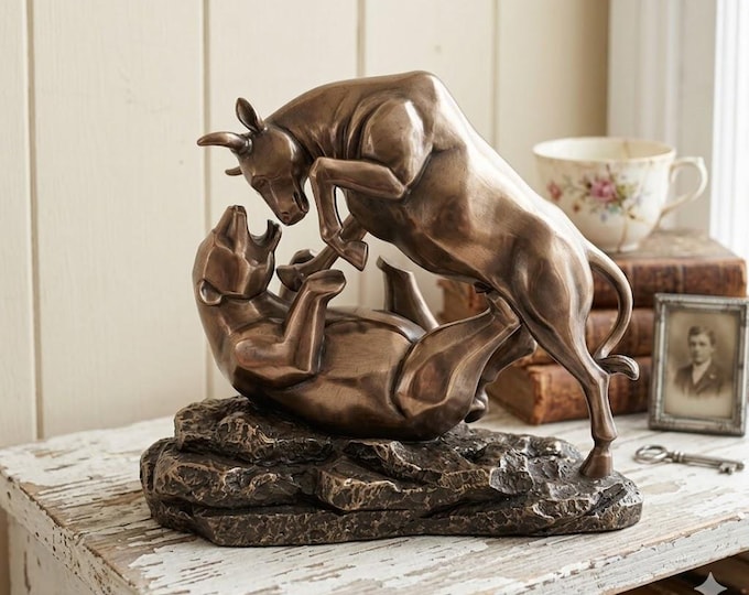 Classic Wall Street Bull and Bear sculpture, 16 cm (6.29 inches) in bronzed resin marble, handcrafted in Italy