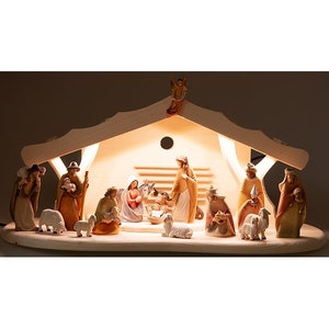 Complete nativity scene 17 pieces, carved in Valgardena wood and decorated by hand, with LED light hut, Italian artisan production