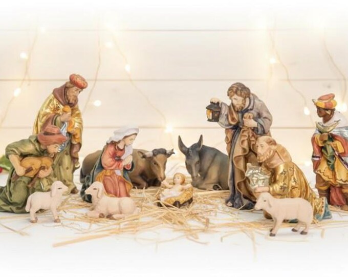 Complete nativity scene with 12 figurines, carved from Valgardena wood, various sizes available, handcrafted in Italy