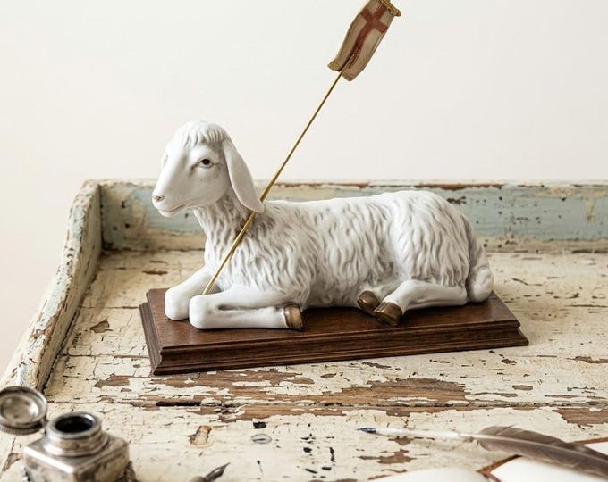 Easter Lamb Agnus Dei statue 28 cm (11.02 inches) in alabaster powder, wooden base, hand decorated, made in Italy