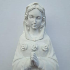 Statue of the Madonna Maria Rosa Mistica cm 29 (11.41 inches) in marble resin of Italian artisan production