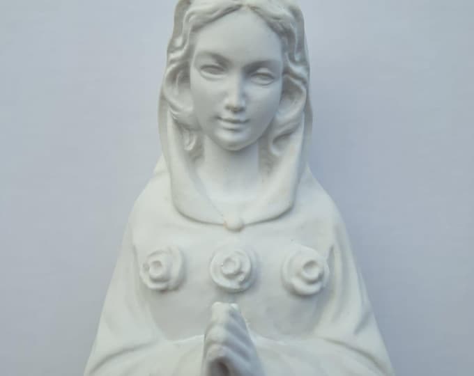 Statue of the Madonna Maria Rosa Mistica cm 29 (11.41 inches) in marble resin of Italian artisan production