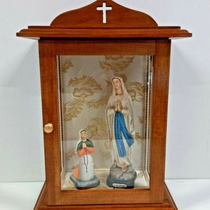 Wood and glass case cm 47 (18.50 inches) with group of statues of Our Lady of Lourdes cm and Bernadette Soubirous handcrafted production