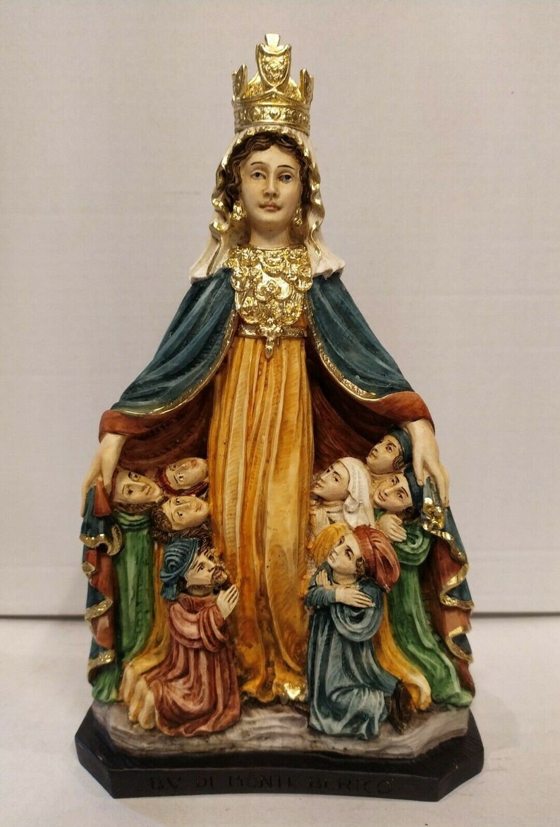 以下が含まれることがあります： 王冠と青と金のローブを着た聖母マリアの置物。彼女はすべてひざまずいて彼女を見上げている子供たちのグループに囲まれています。置物の台座は黒で、「BAY OF PONCE DE LEON, PUERTO RICO」と書かれています。