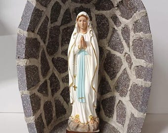Porphyry grotto 41.5 x 29.5 cm with a 30 cm statue of Our Lady of Lourdes in marble resin, hand-made in Italy