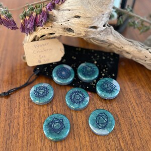 Wasser| Ozean Chakra Steine | Runen | Anhänger | Münzen | Talismane | Heilende Energie
