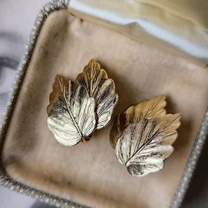Brincos elegantes e genuínos estilo folha de ouro Trifari da coroa dos anos 1950