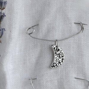 Pendentif lune en argent sur une épingle (fabriqué à la main), étoile dans l&#39;espace, broche spatiale, croissant