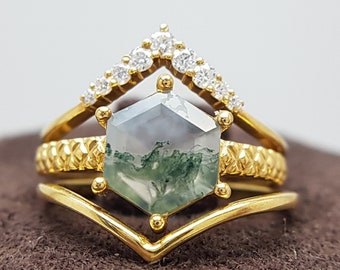 Nature inspired hexagon cut Moss agate aquatic ring. Vintage and unique eco friendly engagement and wedding bridal set.Dainty Stackable band