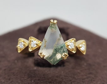 Natural Moss Agate Kite shaped Green Ring. Vintage Alexandrite diamond Ring. Unique Statement Wedding Ring. transparent Spear cut gemstone.