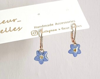 Boucles d'oreilles pendantes myosotis, petites boucles d'oreilles faites à la main avec de vraies fleurs pressées, argent sterling, plaqué or, amateur de bijoux, cadeau pour elle.