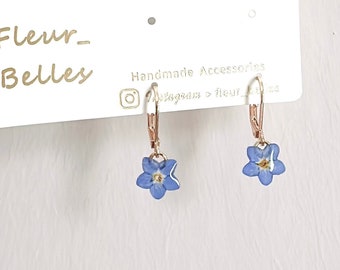 Boucles d'oreilles pendantes myosotis, petites boucles d'oreilles faites à la main avec de vraies fleurs pressées, argent sterling, plaqué or, amateur de bijoux, cadeau pour elle.