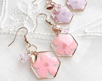 Boucles d'oreilles pendantes fleurs de cerisier véritables, boucle d'oreille Sakura, boucles d'oreilles hexagonales, boucles d'oreilles roses et violettes faites main, cadeaux spéciaux uniques, cadeau pour elle