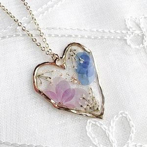 Echte hortensia hartvormige ketting, handgemaakt, verguld, met blauwe geperste bloemen. Een herinneringscadeau voor een verjaardag, geliefde of als kerstcadeau voor haar.