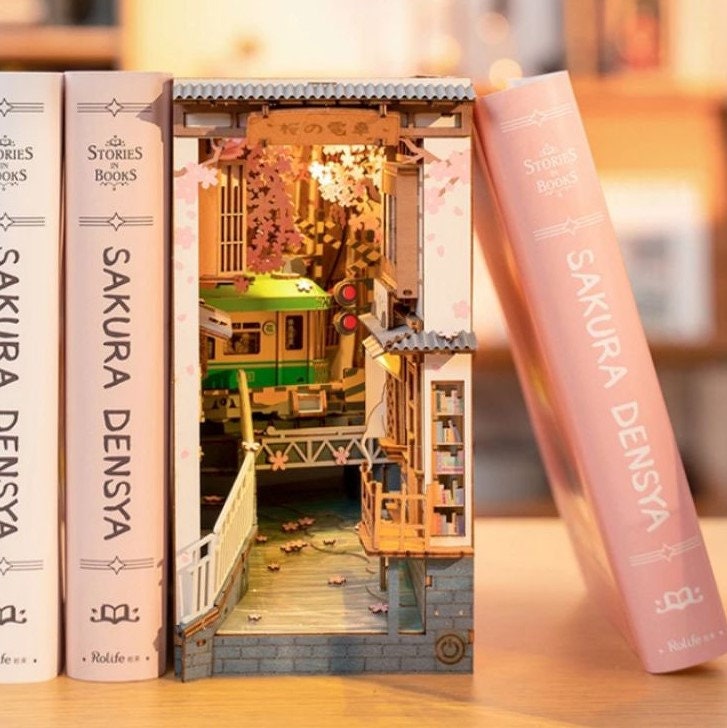 ROBOTIME Sakura Densya Book Nook Maison de Poupée en Bois, Booknook