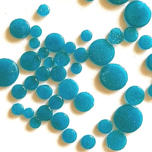 COE 96 kleine cirkels van gesmolten glas, blauwe pauw transparant - 1/8 tot 3/8 inch -- verpakking van 50