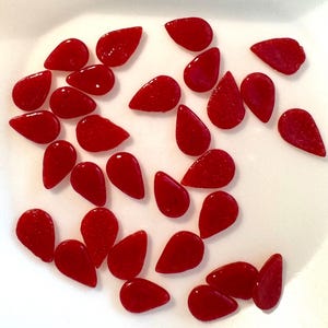 COE 96 blomblad/tårdroppar i smält glas - 3/8 tum opalröd - 30-pack