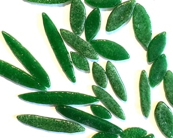 Hojas y pétalos de vidrio fundido COE 96, verdes, tamaños variados - paquete de 30