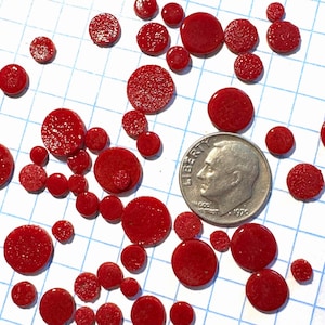 COE 96 cirkels van gesmolten glas, 1/8 tot 3/8 inch, gemengde maten - opaalrood - verpakking van 50