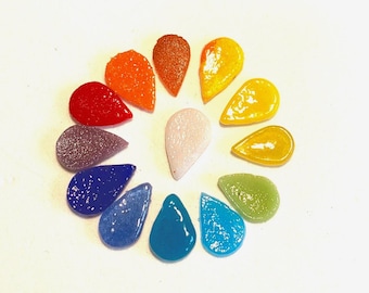 Pétalos de flores de vidrio fusionado COE 96, pequeñas lágrimas, 3/8 de pulgada, paquete de 30