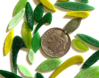 Hojas y pétalos de vidrio fundido COE 96, tamaño variado, verdes mixtos - paquete de 30