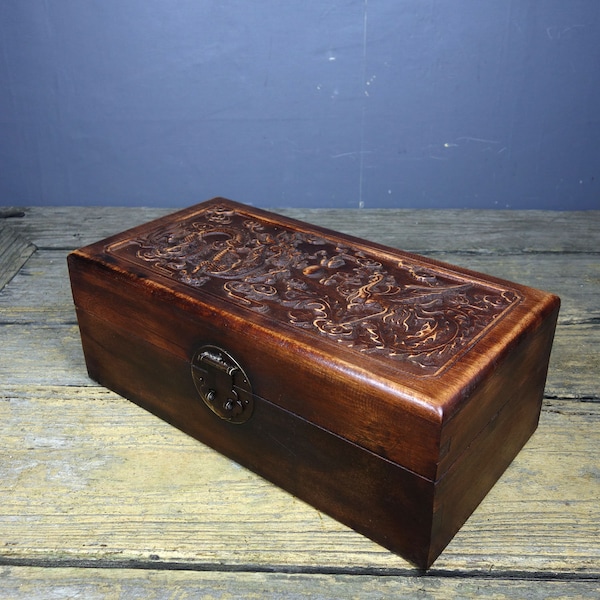 Chinese antique hand-carved rosewood box ornament carved dragon and Phoenix pattern,exquisite shape,worthy of collection