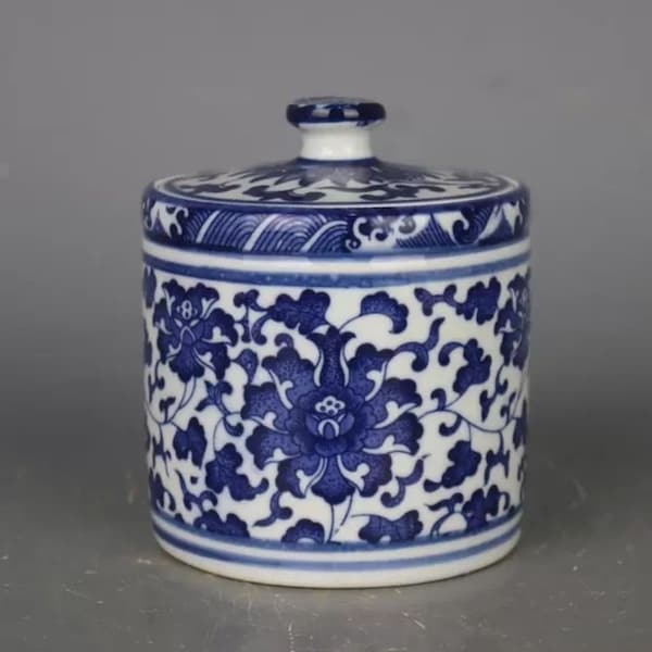 Hand-made blue and white porcelain jars Jingdezhen porcelain jars hand-painted beautiful blue and white pattern