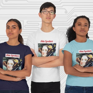 Könnte beinhalten: Drei Personen tragen T-Shirts mit einem Porträt von Ada Lovelace. Die Shirts sind marineblau, weiß und hellblau. Jedes Shirt hat den Namen "Ada Lovelace" in roter Schrift über dem Porträt. Der Hintergrund hat ein Leiterplatten-Design.