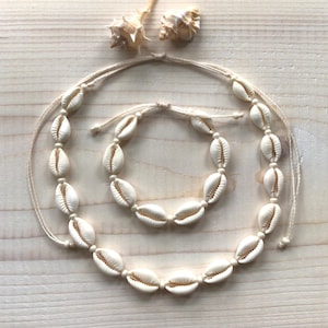 Set collana e bracciale in conchiglia di ciprea: perline di vetro ceche, gioielli boho impermeabili