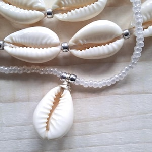 Snäckhalsbandsarmbandset: Kauri och silverpärlor i glas Boho-smycken