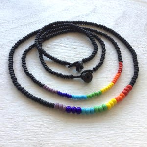 Regenbogen Glasperlen Halskette, LGBTQ Pride Zarte Halskette, Rocailles Perlen Halskette, Wasserdichter Schmuck, Freundschaftsketten