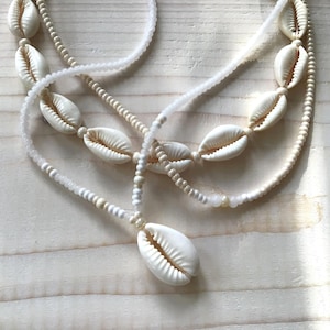 Gargantilha de conchas de cauri: contas de vidro tchecas, colar boho ajustável